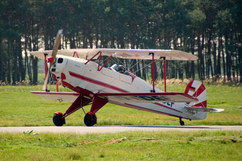 Historisches_Flugzeug-Buecker_Bu_131_Jungmann-D-EDEF-Landung