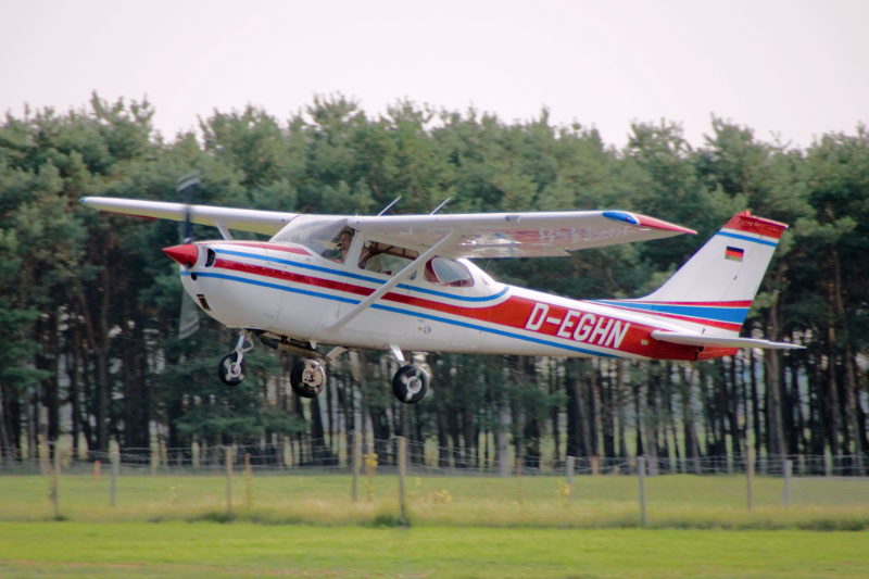 Historisches_Flugzeug-Cessna_Reims_F172M-Skyhawk-D-EGHN-Start