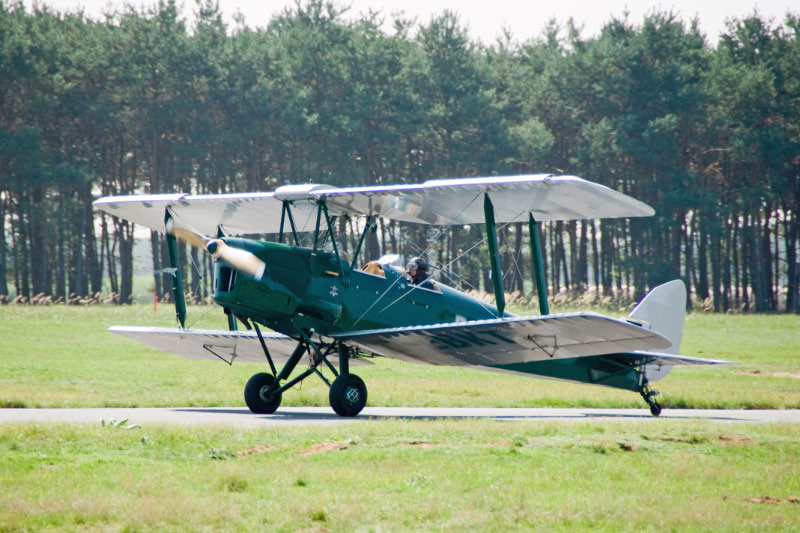 Historisches_Flugzeug-De_Havilland_DH_82_A_Tiger_Moth-D-EBKT-Landung