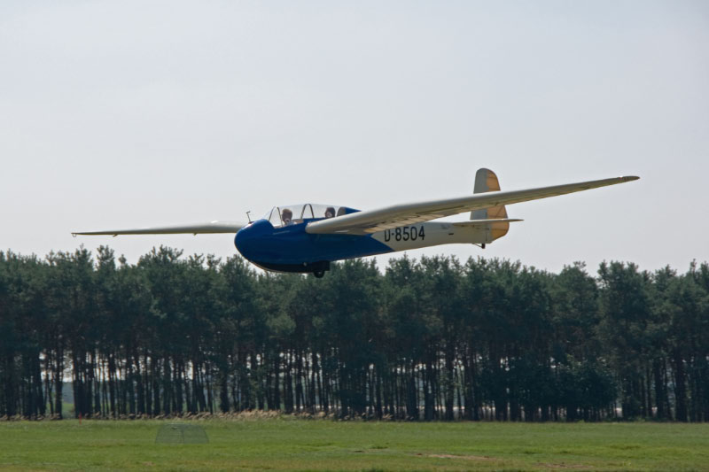 Historisches_Segelflugzeug-Kranich_IIb-D-8504-Landung_1